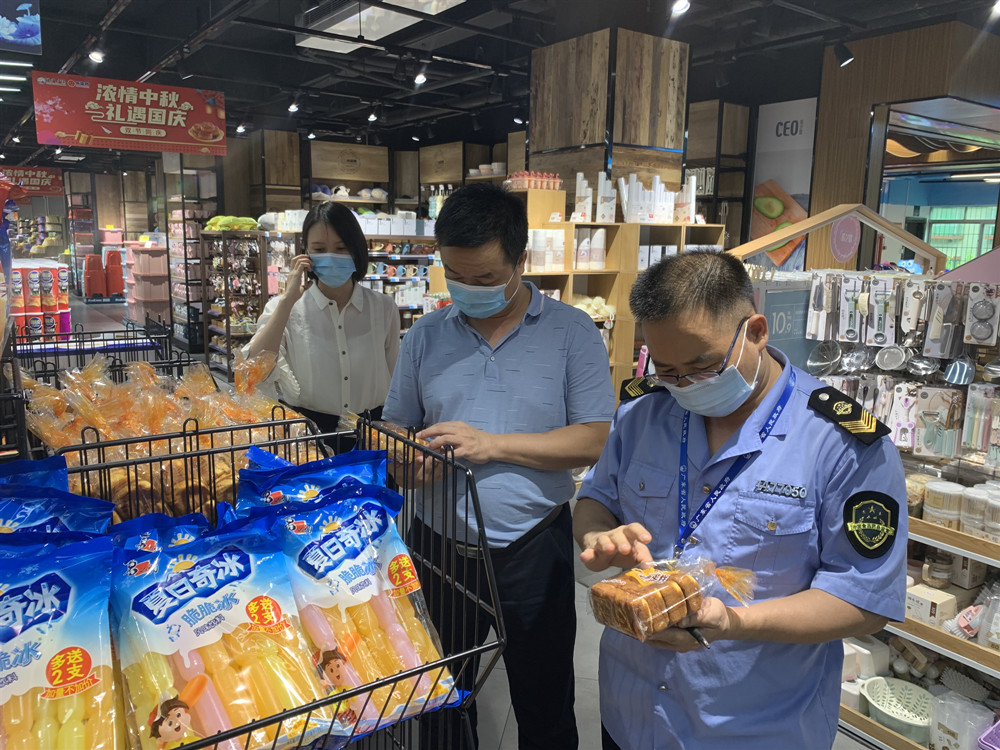清城區(qū)市場監(jiān)管局領導班子帶隊開展“中秋、國慶”節(jié)前安全大檢查3.jpg