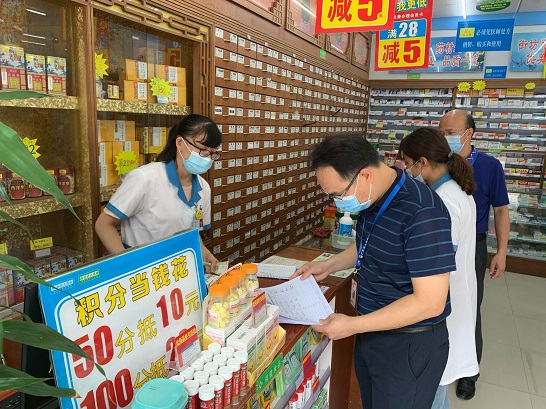 （圖為黃勁鋒局長、個私企徐國奇副書記檢查藥店落實購藥實名登記情況）.jpg