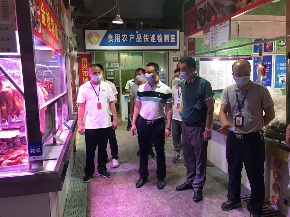 圖片四為執(zhí)法人員對(duì)集貿(mào)市場進(jìn)行疫情防控檢查.jpg