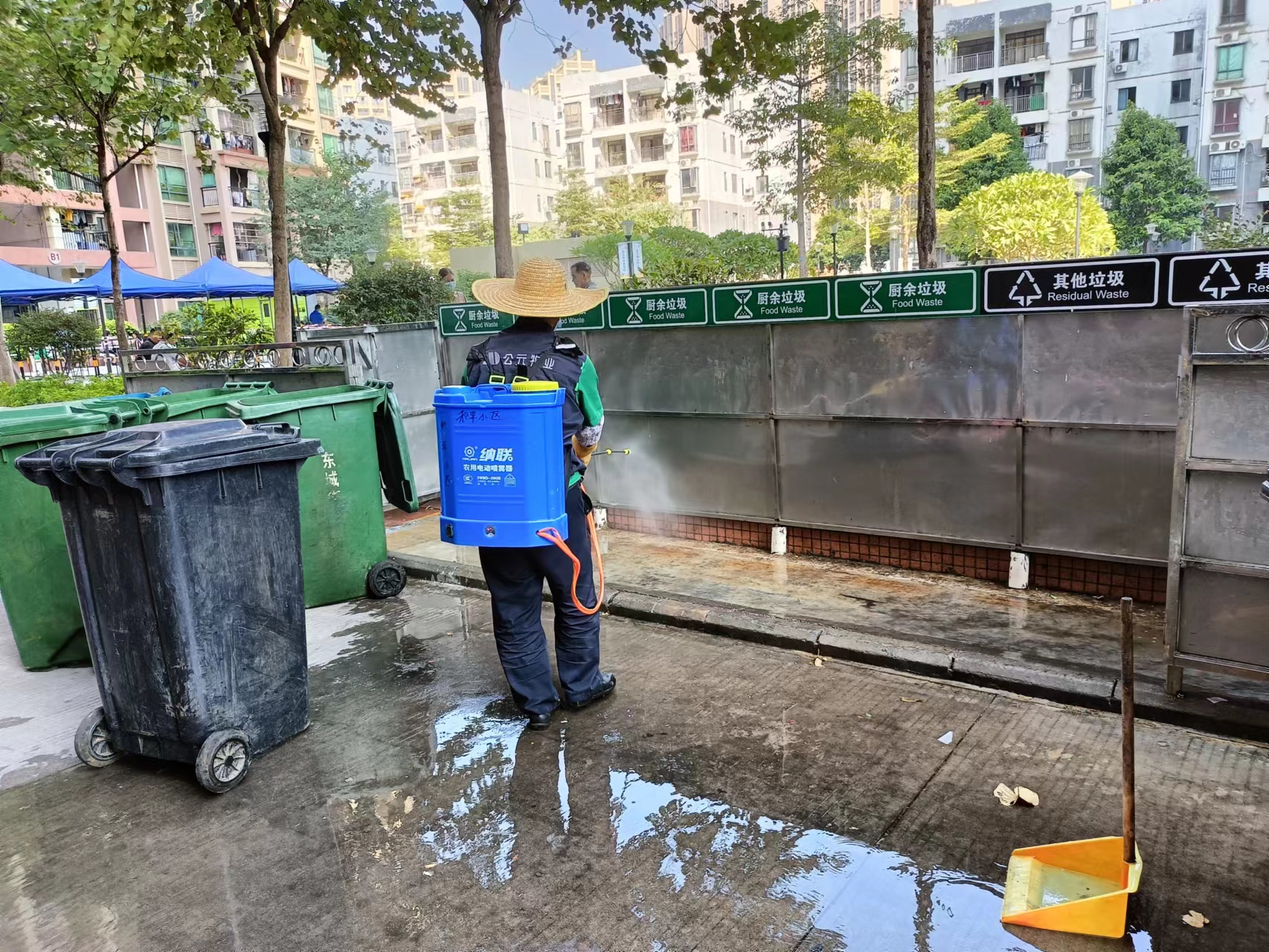 清理綠化帶垃圾，清洗各各棟樓大堂地面與消毒垃圾池7.jpg